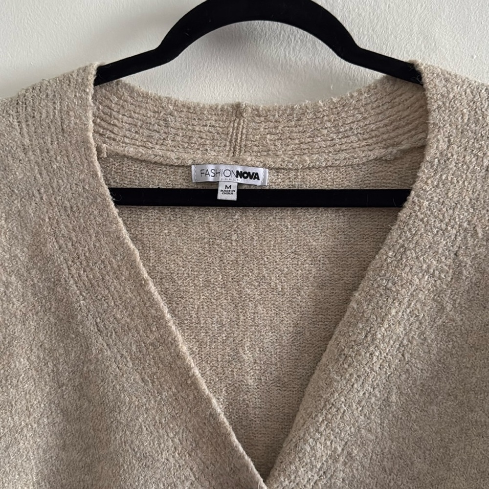 🎲SOLD🎲 NWOT Drop Shoulder Cropped Buttoned Sweater - Picture 2 of 5
